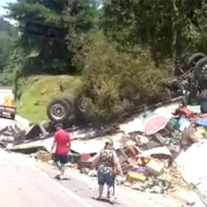 Caminhão capota e homem de 21 anos fica ferido na BR-116, em Rio Negro