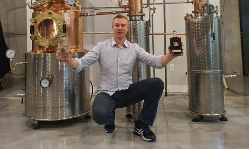 Conheça o gin produzido em Mafra que tem sido a bebida preferida para diversos drinks na região