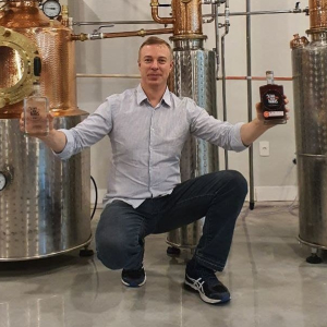 Conheça o gin produzido em Mafra que tem sido a bebida preferida para diversos drinks na região