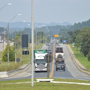 Fluxo na BR-116 entre PR e SC deve aumentar até 30%, estima concessionária