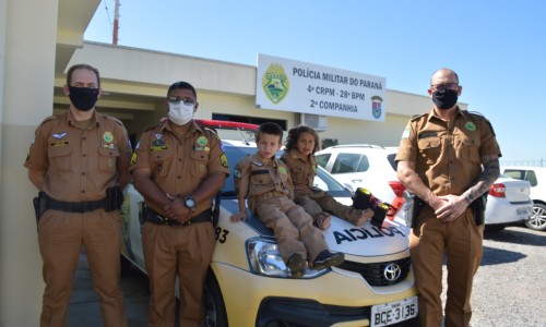 Irmãos são presenteados com fardas, cestas e brinquedos pela Polícia Militar de Rio Negro