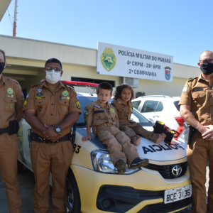 Irmãos são presenteados com fardas, cestas e brinquedos pela Polícia Militar de Rio Negro