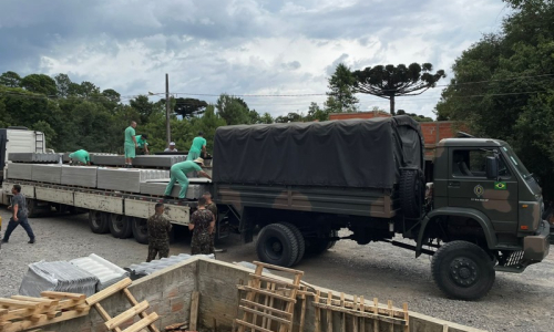 Ação conjunta distribui telhas a famílias atingidas por temporal em Mafra
