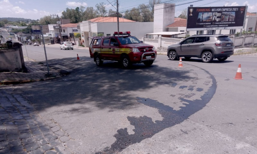 Óleo na pista provoca acidente com moto no Centro de Mafra