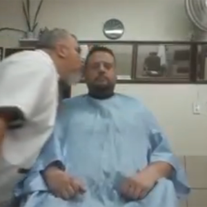 Barbeiro finaliza corte de cabelo com beijinho e filma reação de clientes em Rio Negro; veja