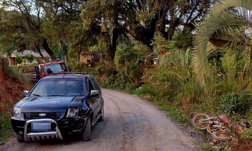 Motociclista fica ferido após colisão com carro no interior de Itaiópolis
