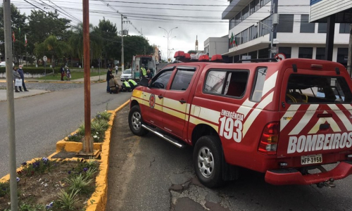 Mulher fica ferida após acidente entre carro e moto no Centro de Mafra
