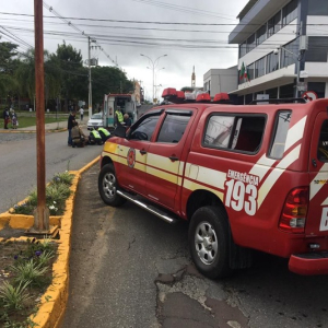 Mulher fica ferida após acidente entre carro e moto no Centro de Mafra
