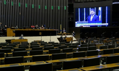 Câmara aprova MP que suspende cumprimento mínimo de dias letivos