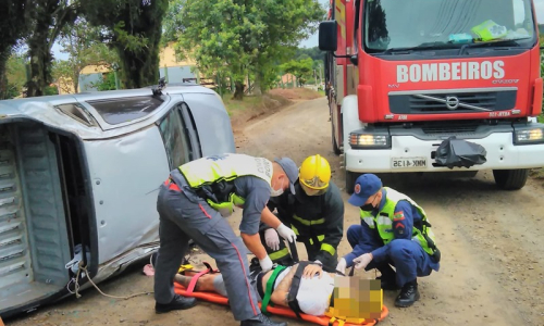 Motorista fica ferido após capotar Montana no Campo da Lança