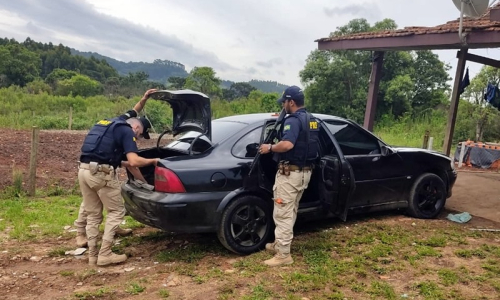 Carro roubado é recuperado em ação conjunta na BR-116, em Mafra