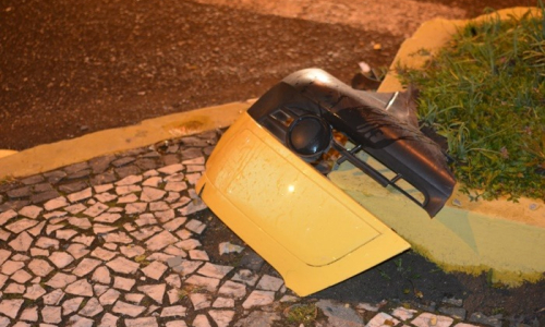 Motorista foge após acidente, mas deixa placa do carro no local