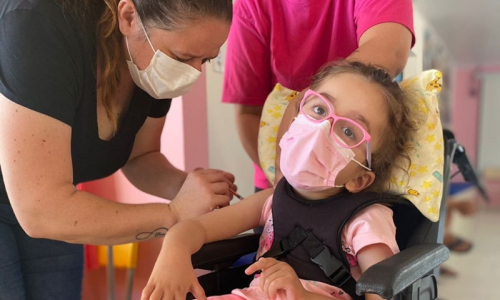 Crianças da Apae são as primeiras vacinadas contra a covid-19 em Campo do Tenente