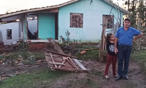 Família precisa de ajuda para reconstruir casa atingida por temporal