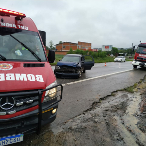 Mulher fica ferida em colisão entre carro e caminhão na BR-280, em Mafra