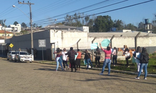 Familiares de presos fazem manifestação em frente ao Presídio de Mafra