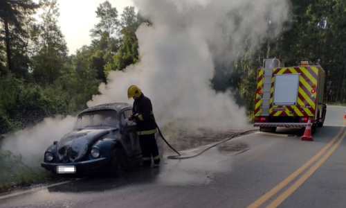 Bombeiros combatem incêndio em Fusca na SC-114, em Itaiópolis