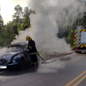 Bombeiros combatem incêndio em Fusca na SC-114, em Itaiópolis