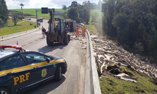 Caminhão carregado de papel tomba na BR-116, em Rio Negro