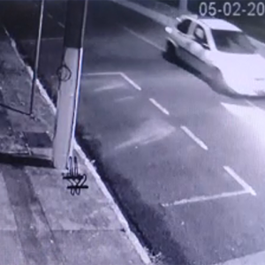 Câmera flagra homem atirando contra vitrine em Rio Negro