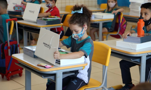 Alunos da rede municipal recebem kits de material escolar em Rio Negro