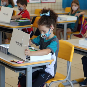 Alunos da rede municipal recebem kits de material escolar em Rio Negro