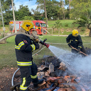 Casa é destruída por incêndio no interior de Mafra