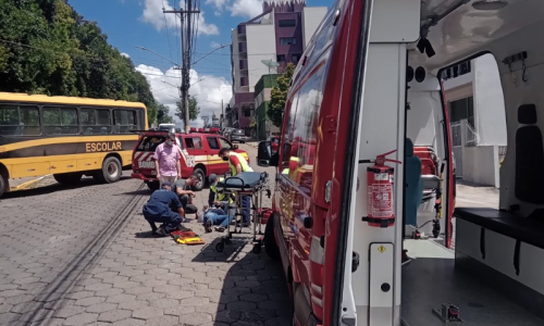 Colisão entre motos deixa mulher ferida no Centro de Mafra