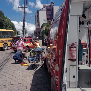 Colisão entre motos deixa mulher ferida no Centro de Mafra