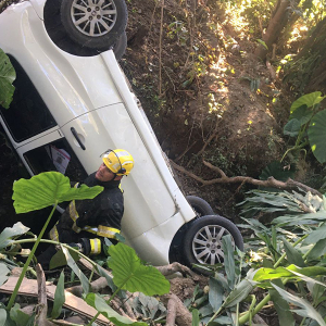 Mulher perde o controle do carro, sai da pista e capota em Mafra