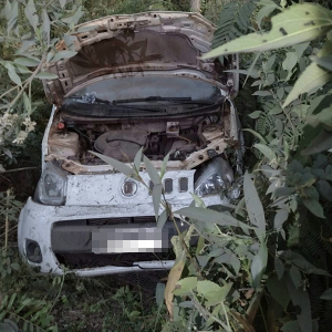 Carro sai da pista e capota na SC-114, em Itaiópolis