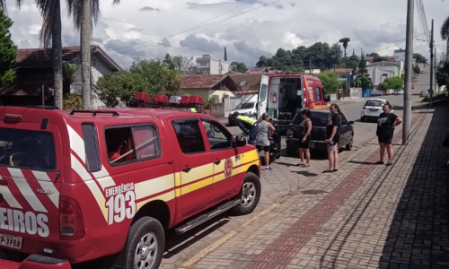 Motociclista fica ferida após colidir contra carro estacionado no Centro de Mafra