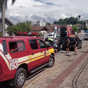 Motociclista fica ferida após colidir contra carro estacionado no Centro de Mafra
