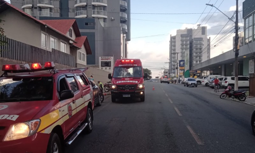 Óleo na pista provoca acidente e deixa motociclista ferida em Mafra