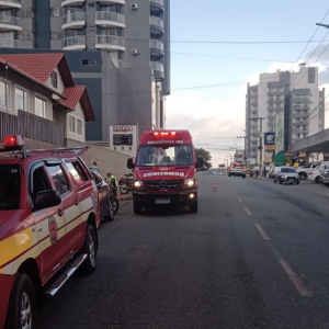Óleo na pista provoca acidente e deixa motociclista ferida em Mafra