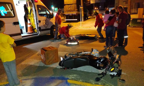 Colisão lateral entre carro e moto deixa homem ferido no Centro de Itaiópolis