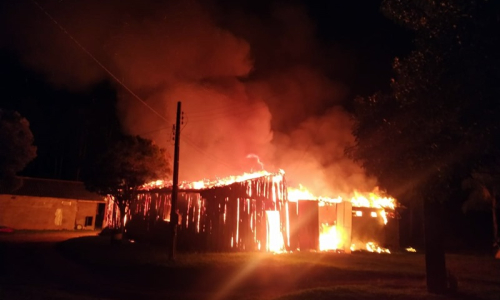 Estufa de secagem de tabaco pega fogo no interior de Mafra