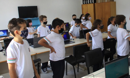 Alunos da rede municipal recebem uniforme escolar em Mafra