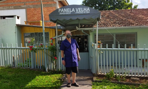 Panelas velhas ganham vida nova nas mãos de aposentado