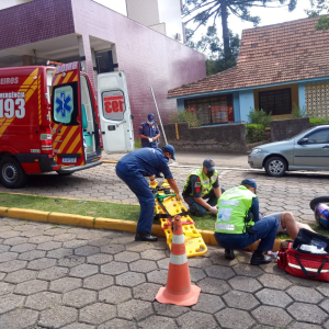 Motociclista fica ferido em colisão com carro no Centro de Mafra