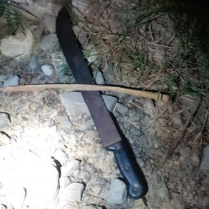 Homem é autuado após ameaçar e ferir jovem com facão em Mafra