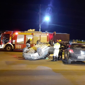Família abandona carro após capotamento na BR-116, em Mafra