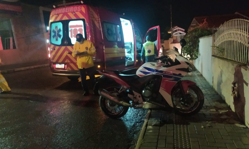Colisão entre carro e moto deixa homem ferido na Vila Nova