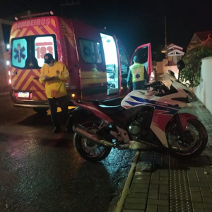 Colisão entre carro e moto deixa homem ferido na Vila Nova