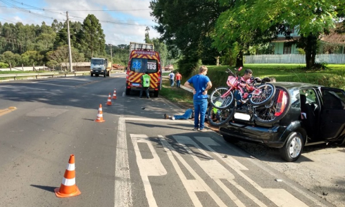 Jovem fica insconsciente após colisão entre carro e moto em Mafra