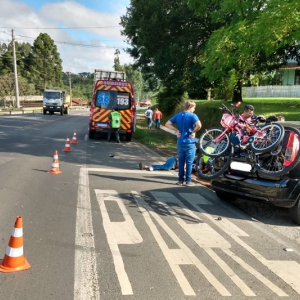 Jovem fica insconsciente após colisão entre carro e moto em Mafra