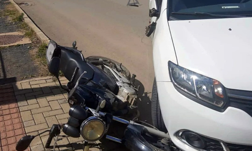 Colisão entre carro e moto deixa homem de 37 anos ferido na Vila Nova