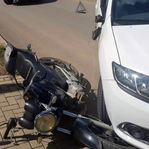 Colisão entre carro e moto deixa homem de 37 anos ferido na Vila Nova