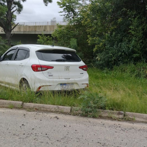 Carro de Papanduva com registro de furto é encontrado abandonado em Mafra