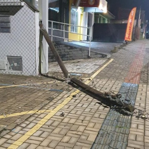 Caminhão derruba poste e provoca queda de motociclista no Centro de Mafra